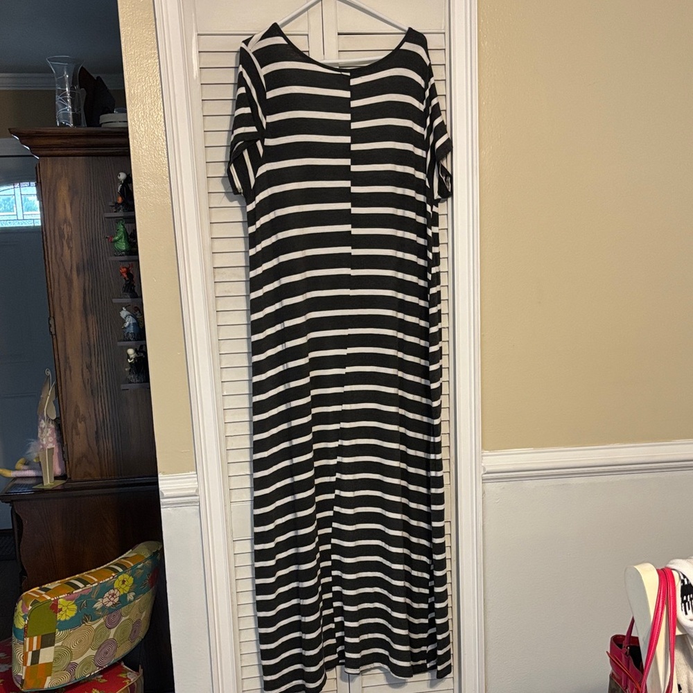 Elegant Striped Maxi Dress - Picture 4 of 5